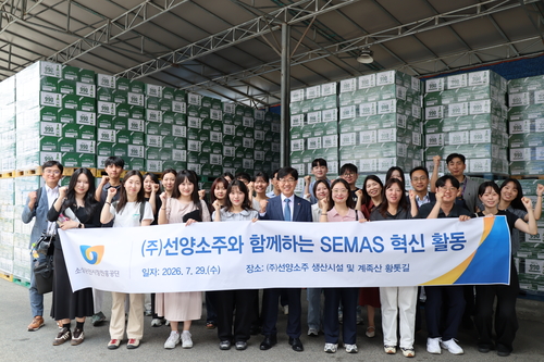 소상공인시장진흥공단은 29일 선양소주를 찾아 ESG·상생 혁신 사례를 벤치마킹하고 혁신협의체 소통 세미나를 진행했다. 사진은 인태연 이사장(앞줄 왼쪽에서 다섯 번째)과 소진공 혁신협의체 단원들이 기념사진을 촬영하고 있다.