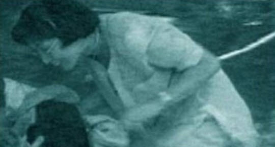 삼풍백화점 참사 현장에서 옷을 훔치는 아줌마. 당시 해당 사진은 '악마의 미소'라는 이름으로 확산됐다. 사진=YTN