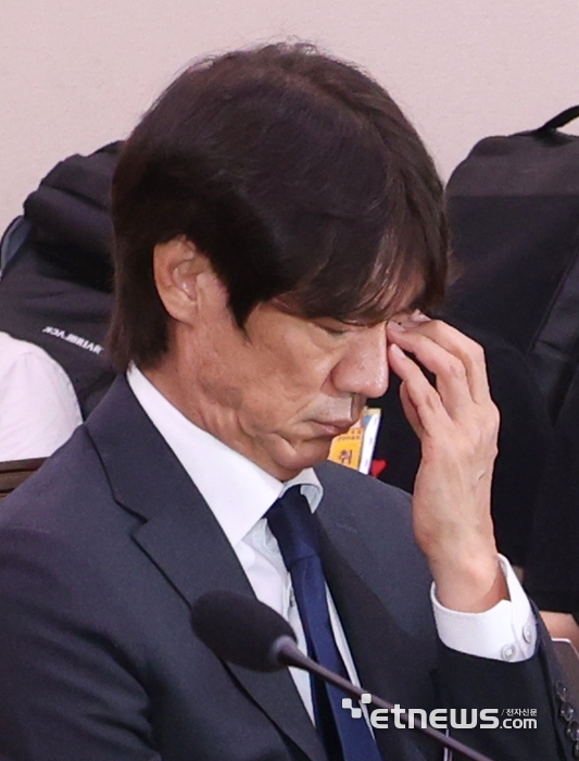 [포토] 생각에 잠긴 홍명보 전 감독