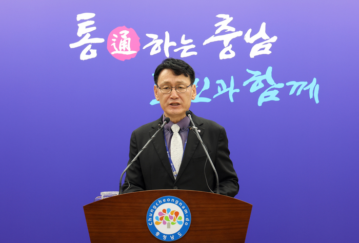 홍종완 충남도 행정부지사는 기업 인허가 지원 분야에서는 기업 투자 일정에 맞춰 신속하게 행정을 처리한다고 전했다.