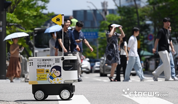 [포토] AI 로봇, 폭염 속 배송