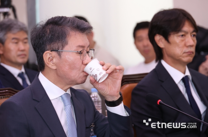 [포토] 물 마시는 정몽규 전 협회장