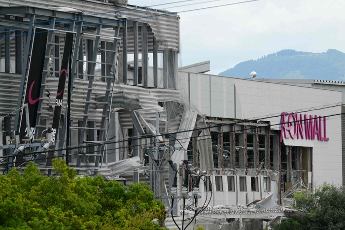 지난 28일 일본 남서부를 강타한 지진으로 무너진 일본 구마모토현의 쇼핑몰 외관. 사진=AFP 연합뉴스