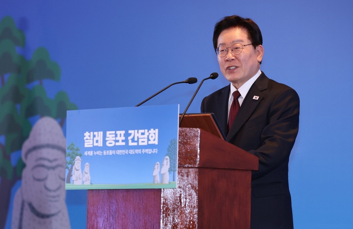 이재명 대통령이 29일(현지시간) 칠레 산티아고 한 호텔에서 열린 동포 만찬간담회에서 인사말을 하고 있다. 연합뉴스