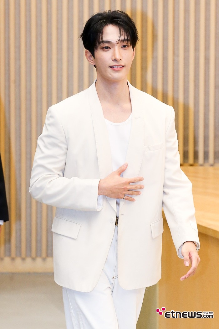 [ET포토] 세븐틴 도겸, '오늘따라 더 빛나는 잘생김'