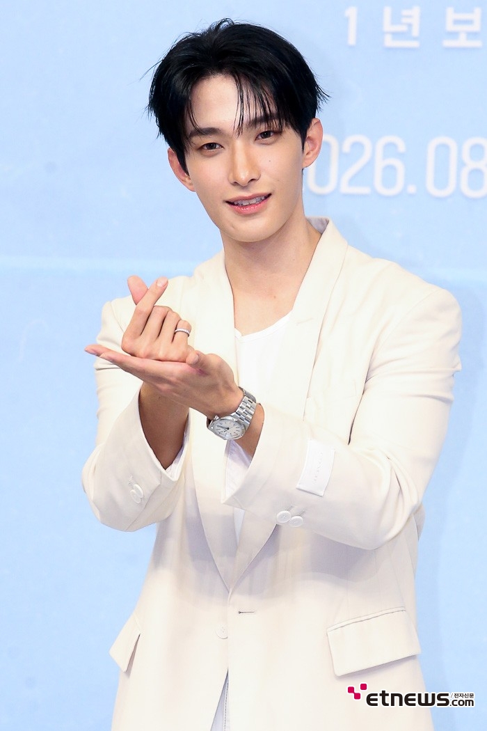 [ET포토] 세븐틴 도겸, '처음보는 매너 하트'