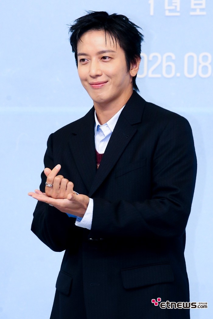 [ET포토] 정용화, '저도 하트 접시'