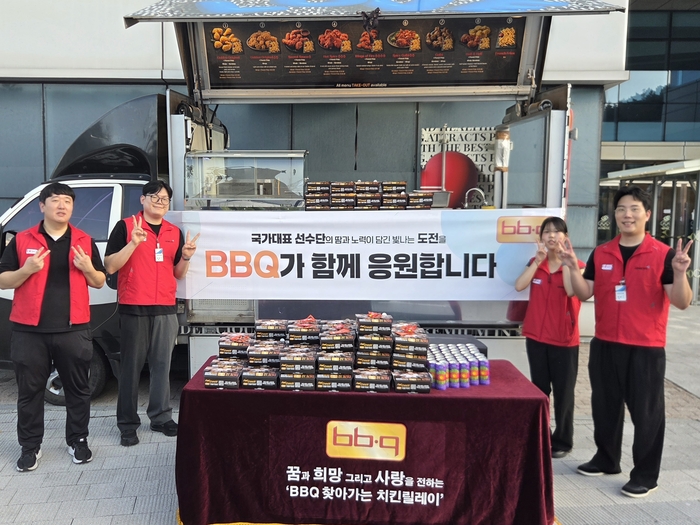 BBQ는 충북 진천 국가대표선수촌에서 훈련하고 있는 선수와 코칭스태프에게 치킨과 사이드 메뉴 등 총 500인분을 전달했다. 〈자료 제너시스BBQ〉