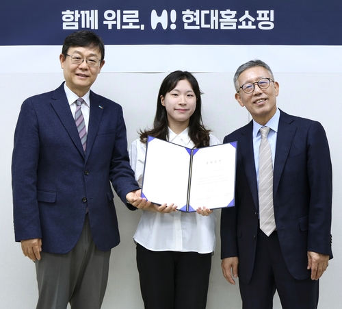 왼쪽부터 한광영 현대홈쇼핑 대표, 장학생 대표, 나운환 한국장애인재활협회 회장