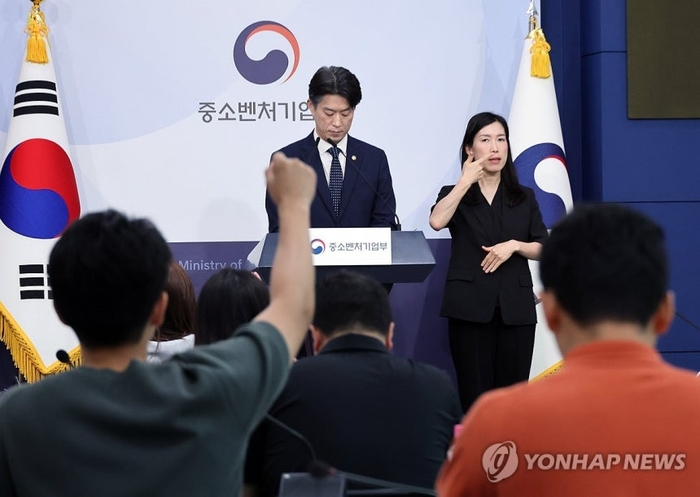 노용석 중소벤처기업부 장관 직무대행 겸 제1차관이 31일 서울 종로구 정부서울청사 별관에서 모두의 창업 프로젝트 정보유출 경과 및 향후 계획에 대해 브리핑한 뒤 질문받고 있다. [사진=연합뉴스]