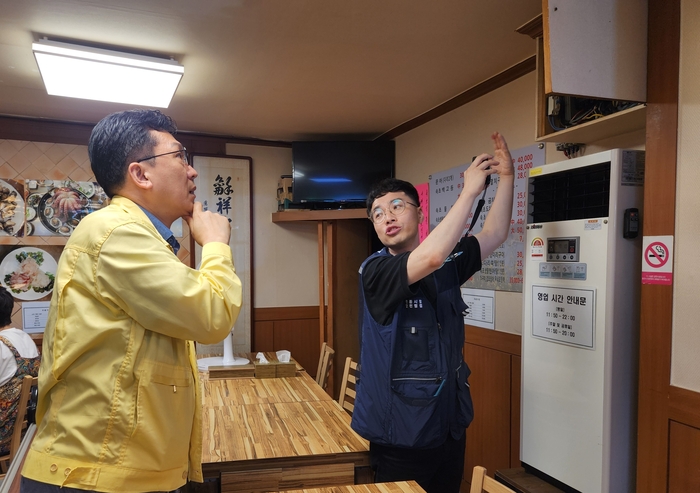 이병권 중소벤처기업부 제2차관이 27일 서울 서대문구 독립문 영천시장에서 폭염·화재 대비 안전점검에 나서 점포 냉방기기 상태를 확인하고 있다.