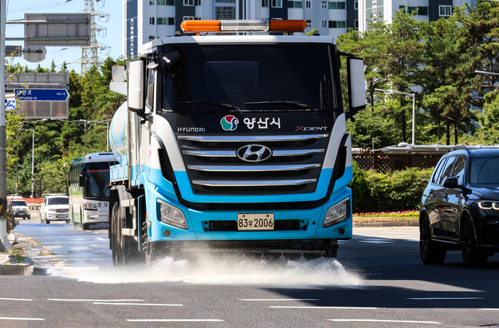 최고 기온 40℃를 넘긴 지난달 31일 경남 양산시 남부동 한 도로에서 살수차가 물을 뿌리며 지나가고 있다. 이날 양산지역 최고 기온은 오후 1시 기준 41℃로 올해 역대 최고 기온을 경신했다. 연합뉴스