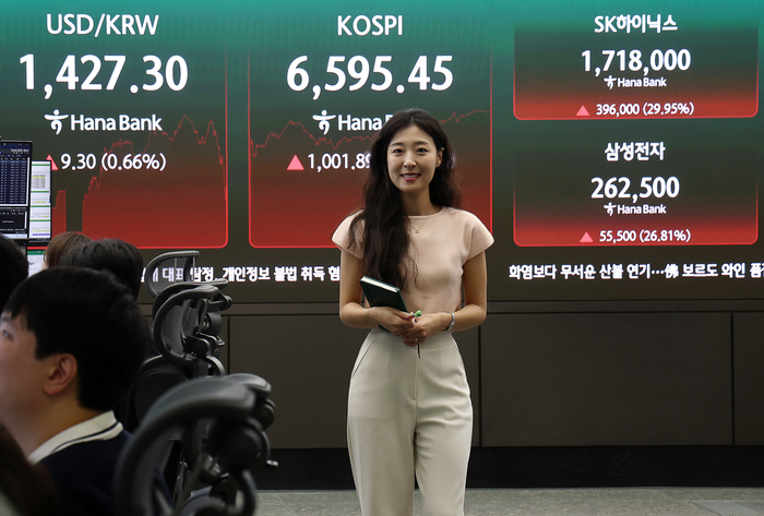 코스피가 전날보다 1,001.89포인트(17.91%) 오른 6595.45로 장을 마감하며 역대 최대 상승률과 상승폭을 기록한 31일 서울 하나은행 본점 딜링룸에 주가 지수가 표시되고 있다. (사진=연합뉴스)