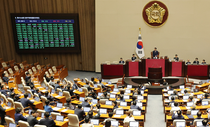 31일 국회에서 열린 7월 임시국회 제3차 본회의에서 전날 상정된 형사소송법 개정안이 재석의원 178명 중 찬성 175명, 반대 2명, 기권 1명으로 가결되고 있다. 연합뉴스