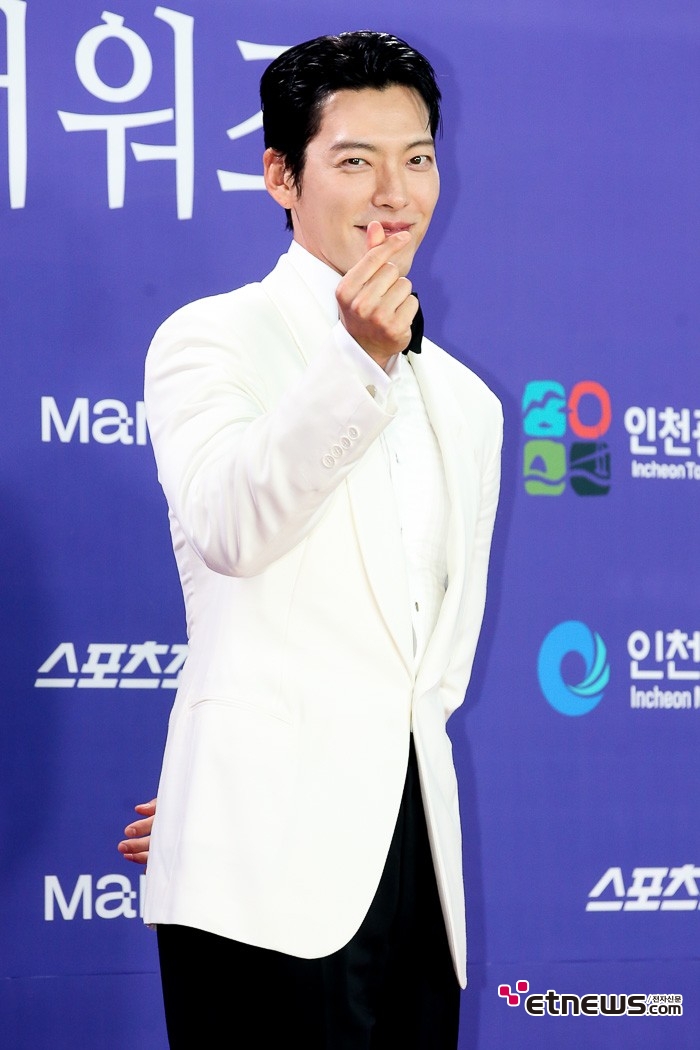[ET포토] 김우빈, '조각이 건네는 하트'