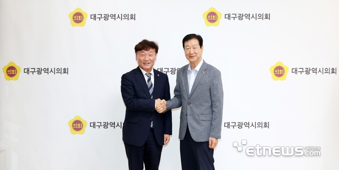 남종섭 경기도의회 의장(왼쪽)과 임인환 대구시의회 의장이 7월1일 대구시의회에서 만나 지방의회법 조속 제정을 위한 협력 방안을 논의하고 기념 촬영했다. 경기도의회 제공.