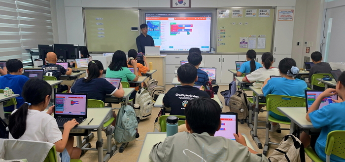 서울개현초등학교 5학년 학생들이 지난달 진행된 '2026 AI·SW 활성화 교육'에서 블록코딩 실습 교육에 참여하고 있다. (서울AI재단 제공)