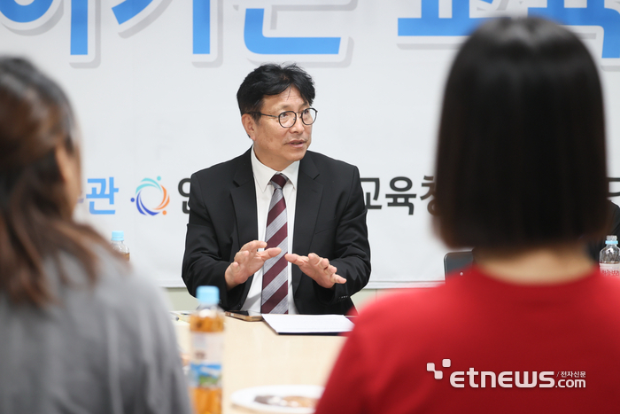 도성훈 인천시교육감이 7월9일 백령도 다목적체육관에서 '찾아가는 교육감실'을 열고 도서 지역 교육 현안을 논의했다. 인천시교육청 제공.