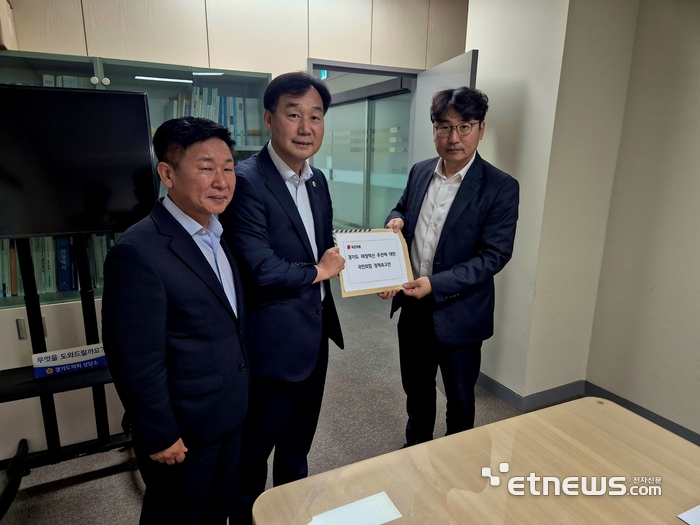 윤종영 경기도의회 국민의힘 건전재정 혁신추진단장(가운데)이 7월31일 경기도의회 양주상담소에서 조성환 경기도 재정혁신 TF 총괄간사(오른쪽)를 만나 '경기도 재정혁신 추진에 대한 국민의힘 정책요구안'을 전달했다.