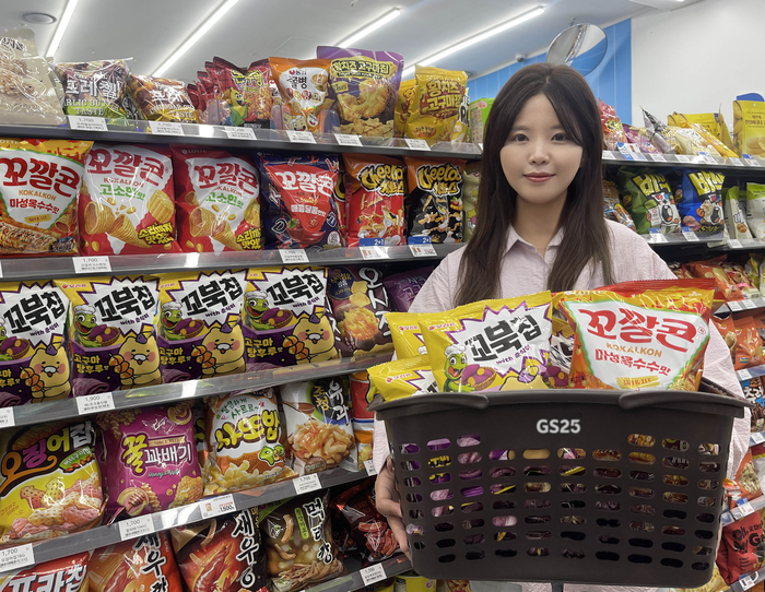 GS리테일이 운영하는 편의점 GS25는 오는 6일 오리온과 협업한 '춘식이 꼬북칩 고구마탕후루맛'을 단독 출시한다고 2일 밝혔다.
