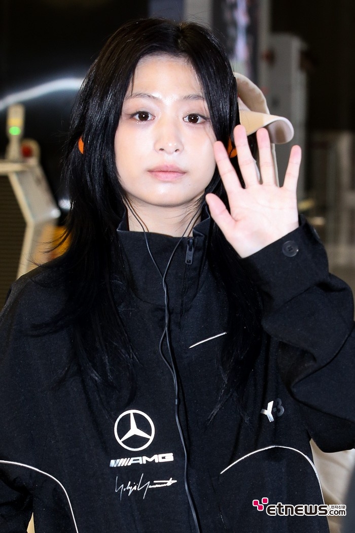 [ET포토] 베이비몬스터 아현, '인형의 인사'