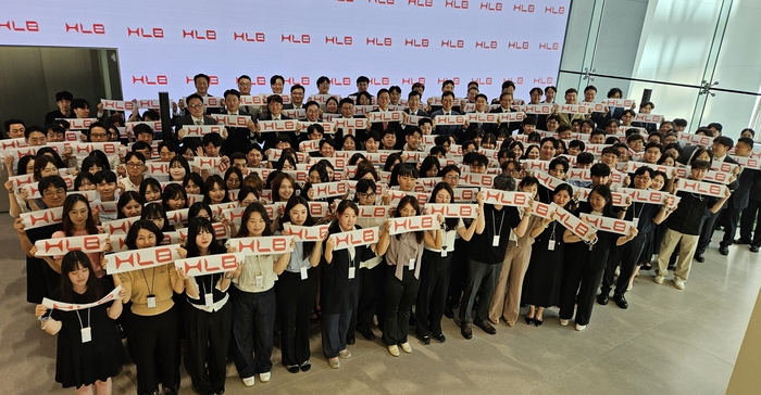 3일 서울 강남구 HLB 학동 사옥에서 열린 HLB그룹 GI 선포식에서 HLB그룹 진양곤 의장, 김태한 바이오 부문 총괄 회장을 비롯한 임직원들이 기념 촬영을 하고 있다. (제공=HLB그룹)