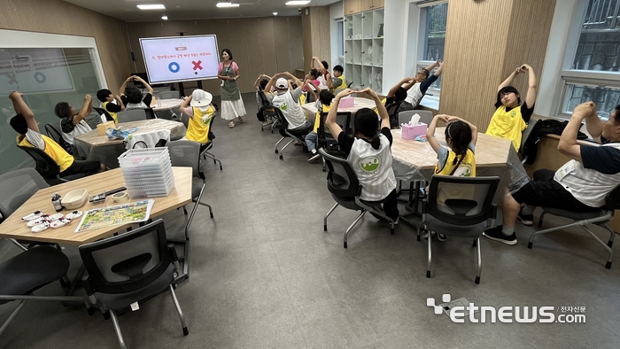융기원이 1일 국립농업박물관에서 화성시남부노인복지관 조손가정 16명을 대상으로 '2026 융합과학스쿨'을 운영했다.