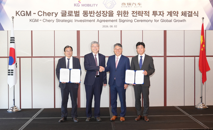 (왼쪽부터) 장귀빙 체리자동차 사장, 인퉁웨 체리자동차 회장, 곽재선 KGM 회장, 황기영 KGM 대표가 KGM-체리자동차 글로벌 동반성장을 위한 전략적 투자 계약 체결식에서 기념촬영했다.