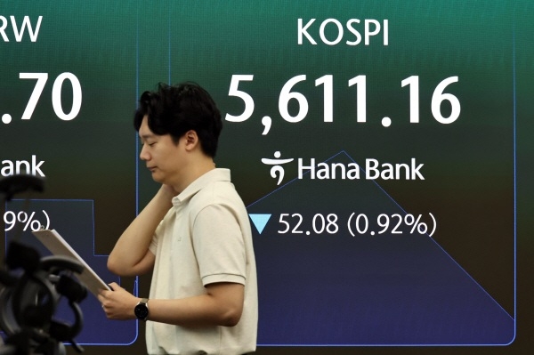 지난달 30일 서울 중구 하나은행 딜링룸 현황판에 코스피 등이 표시되고 있다. 사진=연합뉴스