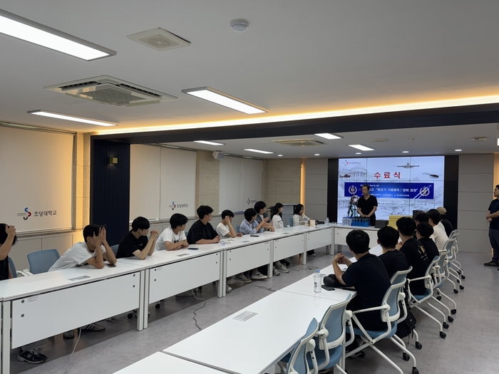 초당대학교 항공기술교육원에서 광주 금파공업고등학교 학생들이 '항공기 기체 제작/정비' 과목을 주제로 한 '고교-대학 연계 학교 밖 수업'을 진행하고 있다.