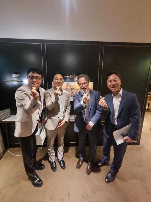 (좌측부터) 마이다스엔터테인먼트 부사장 우홍성, 대표이사 김재관, 브라질 대사 페르난도 피멘테우, KBS아레나 대표 이재환