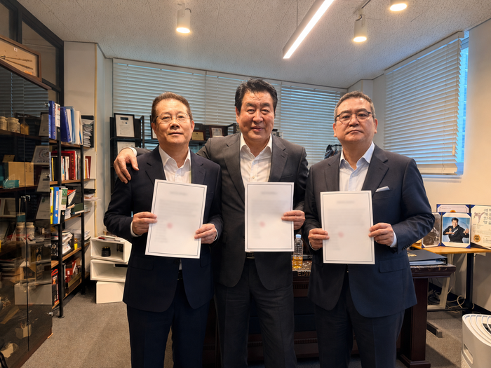 왼쪽부터 최재호PD, 이원익 작가, 양윤호 감독이 정치 스릴러 영화 '그날 424' 제작을 위한 MOU에 서명하고 기념촬영했다.
