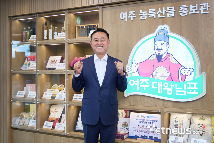 이충우 여주시장이 6월26일 농업기술센터 청사 내 '여주 농특산물 홍보관' 조성을 완료하고 기념 촬영했다. 여주시 제공.
