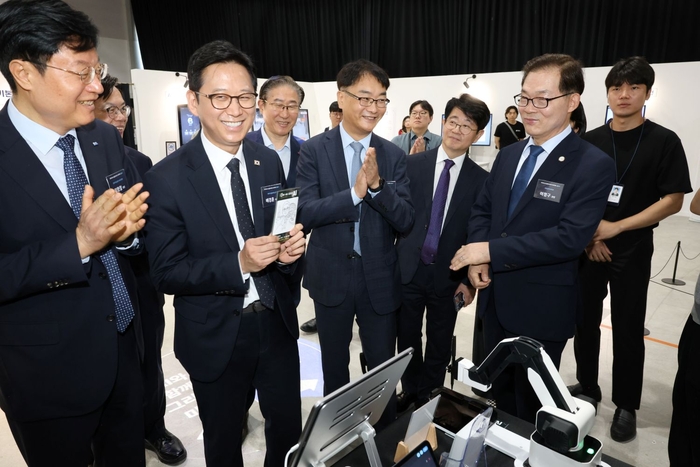 배경훈 부총리 겸 과학기술정보통신부 장관이 AI 특별전 '모두의 AI(On-AI)'를 관람하고 있다.