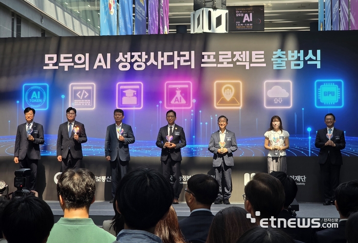 3일 광주 북구 국립광주과학관 '모두의 AI 성장사다리' 프로젝트 출범식에서 배경훈 부총리 겸 과학기술정보통신부 장관 등이 단체사진 촬영하고 있다. 왼쪽부터 김형철 한국지능정보사회진흥원(NIA) 원장, 정준호 더불어민주당 의원 조인철 민주당 의원, 배 부총리, 임문영 민주당 의원, 국민대표 이연주 씨, 정우성 한국과학창의재단 이사장. ⓒ박종진기자