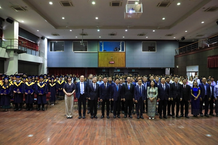 캄보디아 프놈펜왕립대학교 DSUPD 제1회 졸업식 단체사진 1부 및 서울시립대학교·프놈펜왕립대학교 주요 참석자 기념촬영(사진=서울시립대)