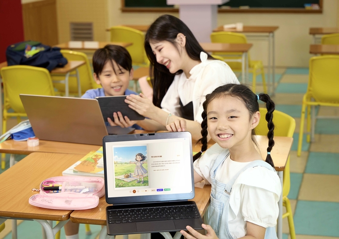 SK텔레콤 모델들이 AI 테크 솔루션 'AI 그림일기'를 알리고 있다.