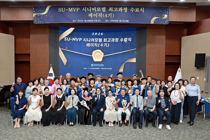 삼육대학교는 'SU-MVP 시니어모델 최고과정' 베이직 4기를 성황리에 마무리하며 총 11명의 시니어모델을 배출했다.(사진=삼육대)