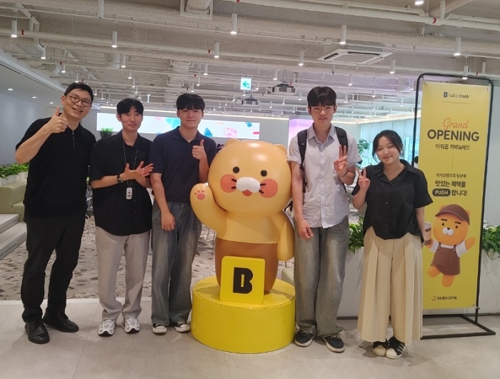 한동대 빅데이터혁신융합대학 '2026 교육부 위밋 프로젝트' 이한진 지도교수와 IMC학회 전공생들이 주요 참여기업 카카오뱅크·와디즈·LG AI연구원·SAP Korea 찾아 간담회 진행. 사진=한동대