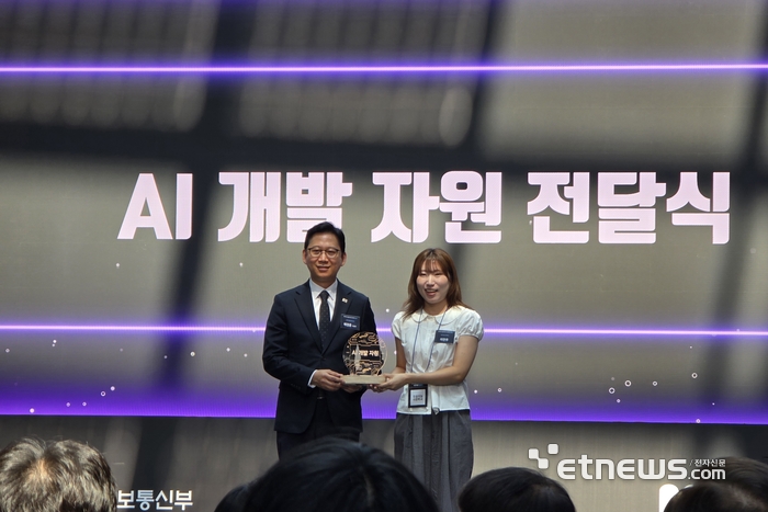 3일 광주 북구 국립광주과학관 '모두의 AI 성장사다리' 프로젝트 출범식에서 배경훈 부총리 겸 과기정통부 장관(왼쪽)이 컴퓨팅 회로 등 AI 토큰을 형상화한 AI 개발 자원 상징을 국민대표 이연주 씨에 전달하고 사진촬영하고 있다. ⓒ박종진기자