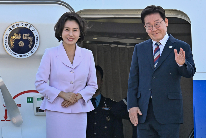 이재명 대통령과 김혜경 여사가 2일(현지시간) 독일 프랑크푸르트 국제공항 공군 1호기에서 환송객에게 인사하고 있다. 연합뉴스