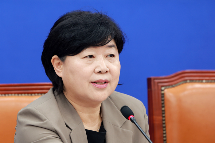 국회 법제사법위원장인 더불어민주당 서영교 의원이 3일 국회에서 열린 민주당 형사소송법 개정 국민보고회에 참석해 개정 내용을 설명하고 있다. 연합뉴스