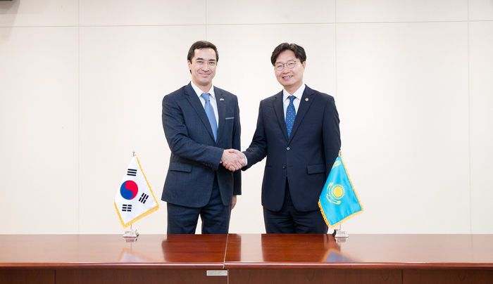 구혁채 과학기술정보통신부 제1차관(오른쪽)과 아세트 이센알리 주한카자흐스탄대사가 4일 정부세종청사에서 기념촬영했다.(사진=과학기술정보통신부)