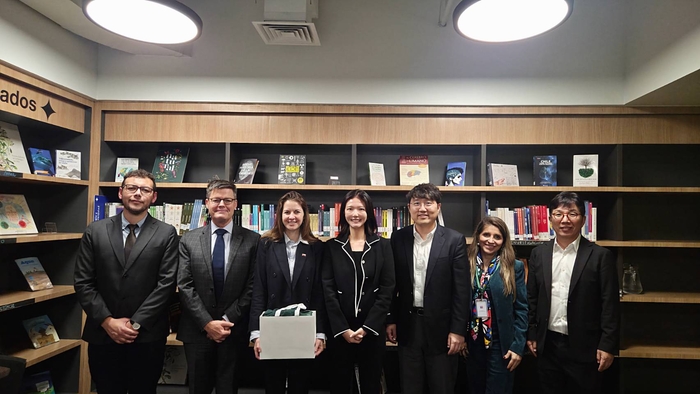 네이버 경영진이 지난달 31일(현지시간) 칠레 정부 관계자들과 면담했다. 최수연 네이버 대표(오른쪽 네 번째), 구동현 네이버 전략기획 부문장(오른쪽 다섯번째), 김유원 네이버클라우드 대표(오른쪽 첫 번째)가 기념사진을 촬영하고 있다. 〈자료 네이버〉