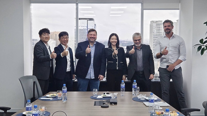 네이버가 지난달 29일(현지시간) 브라질 스칼라데이터센터즈(SDC) 경영진을 만나 면담했다. 최수연 네이버 대표(오른쪽에서 세번째)와 구동현 네이버 전략기획 부문장(왼쪽 첫 번째), 김유원 네이버클라우드 대표(왼쪽 두 번째)가 스칼라데이터센터즈 경여진과 기념사진을 촬영하고 있다. 〈자료 네이버〉
