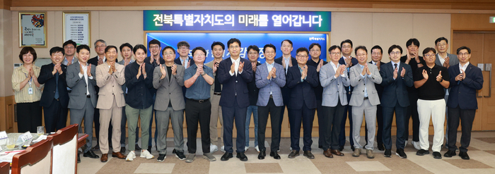 전북특별자치도는 4일 도청에서 제조혁신피지컬AI협회 및 피지컬AI 기업들과 함께 '피지컬AI 산업 육성을 위한 기업 간담회'를 개최했다.