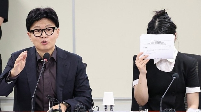 한동훈 무소속 의원이 '보완수사권 폐지 지옥문이 열렸다' 토론회에서 발언하고 있다. 오른쪽은 부산 돌려차기 피해자 김진주(가명)씨. 사진=연합뉴스