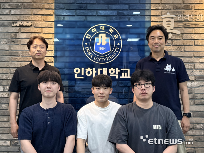 인하대가 암세포를 세균처럼 인식하게 해 면역세포의 공격을 유도하는 항암 면역 전략을 제시했다. (왼쪽부터) 인하대 김선민 인하대 기계공학과 교수, 유동준 인하대 바이오시스템융합학과 대학원생, 송서윤 인하대 바이오시스템융합학과 대학원생, 강하늘 인하대 바이오시스템융합학과 대학원생, 전태준 인하대 생명공학과 교수. 인하대 제공.