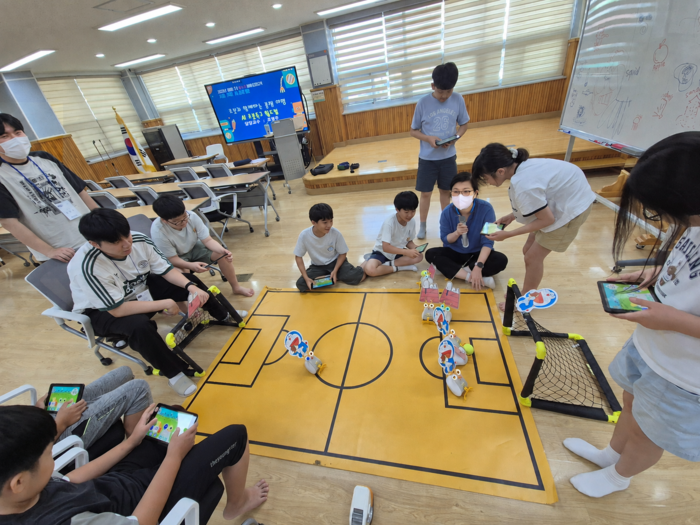 조선대학교 'AI+X 융합캠프 AI 로봇축구 월드컵' 프로그램이 곡성교육문화회관에서 진행 하고 있다.