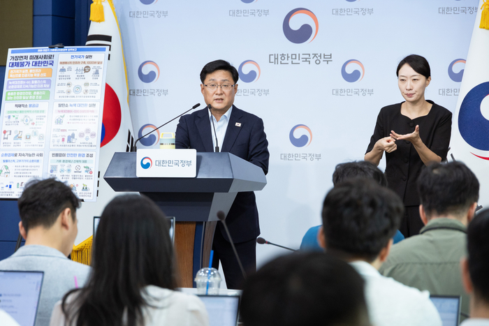 김성환 기후에너지환경부 장관이 3일 정부서울청사 별관에서 '2026년 하반기 주요 업무계획' 사전브리핑을 하고 있다. 사진 출처 : 기후부